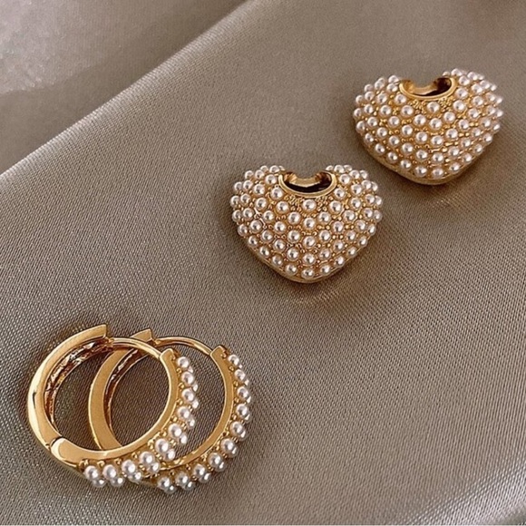 NWT Gold plated and Pearl heart Huggie earrings ✨ with GIFT BOX 🎁 - Picture 3 of 4